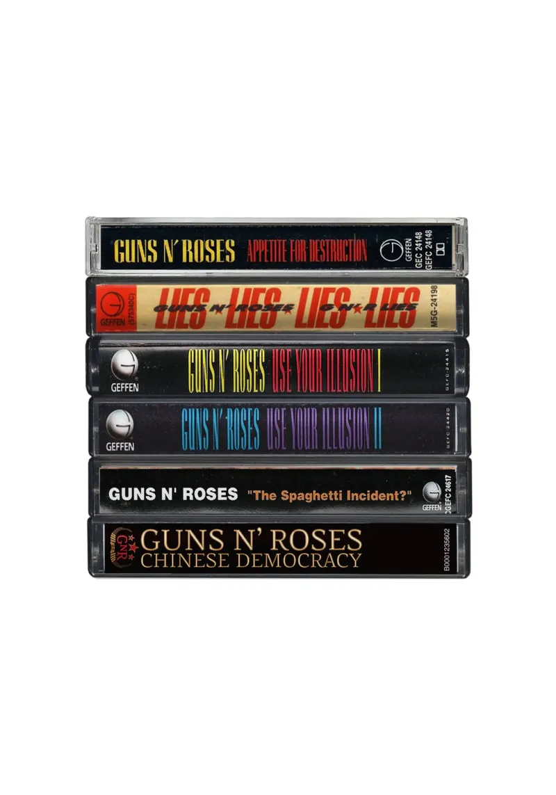 Guns N Roses - Album raccolti - Stampa su cassetta poster con telaio in alluminio da MrMustardPrints