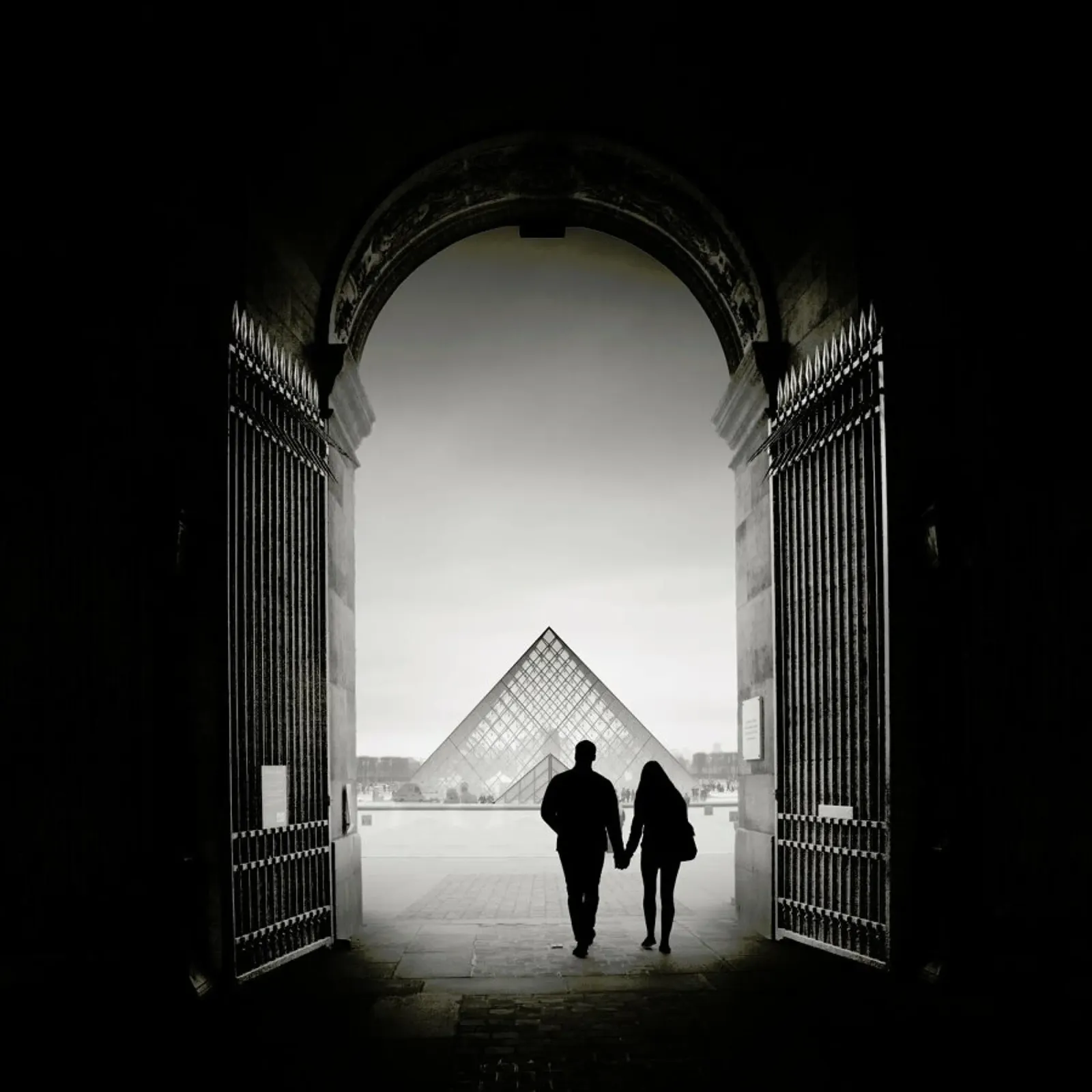 France - La Pyramide du Louvre pellicola backlit da Håggard Photography | Ronny Behnert