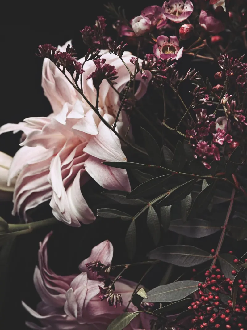 Romantisches Blumenarrangement – Dunkel & Elegant Leinwand mit Schattenfugenrahmen von Whole©