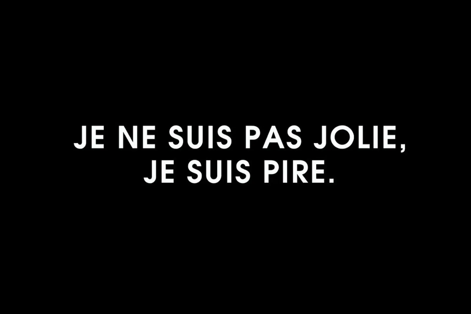 Je ne suis pas jolie, je suis pire - Black canvas by Intertitres