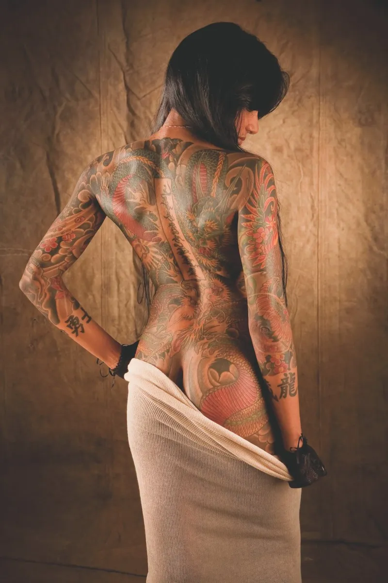 Modello tatuato pellicola backlit da Dave Hare Photography