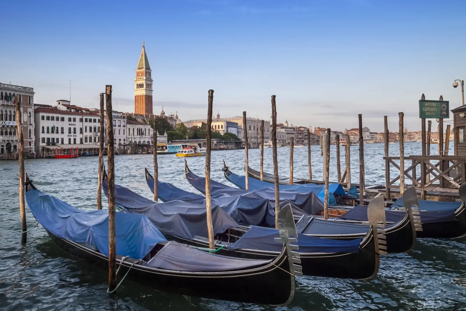 VENEZIA Canal Grande e Torre di San Marco poster con telaio in plastica da Melanie Viola