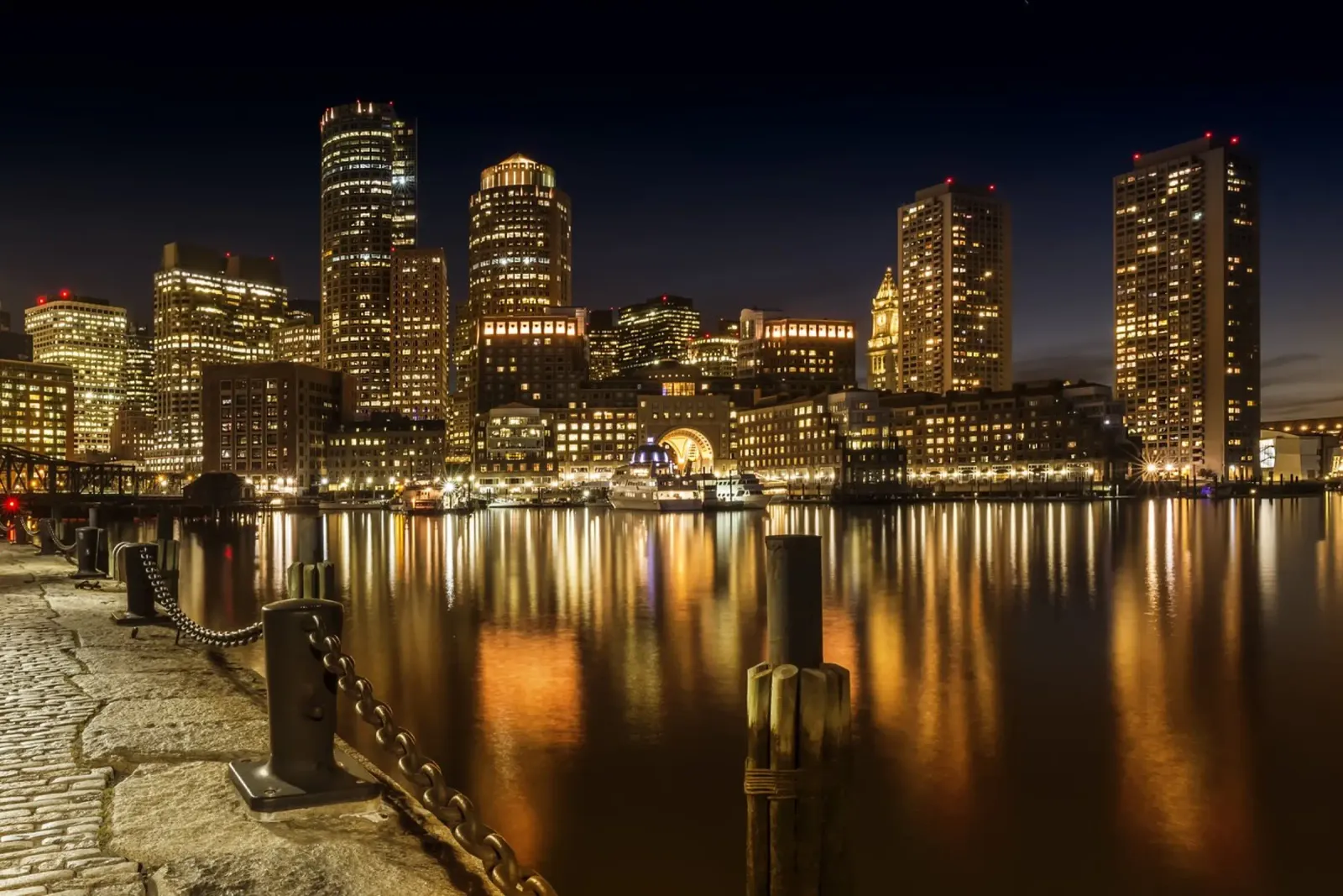 BOSTON Fan Pier Park e Skyline di notte poster con telaio in legno da Melanie Viola