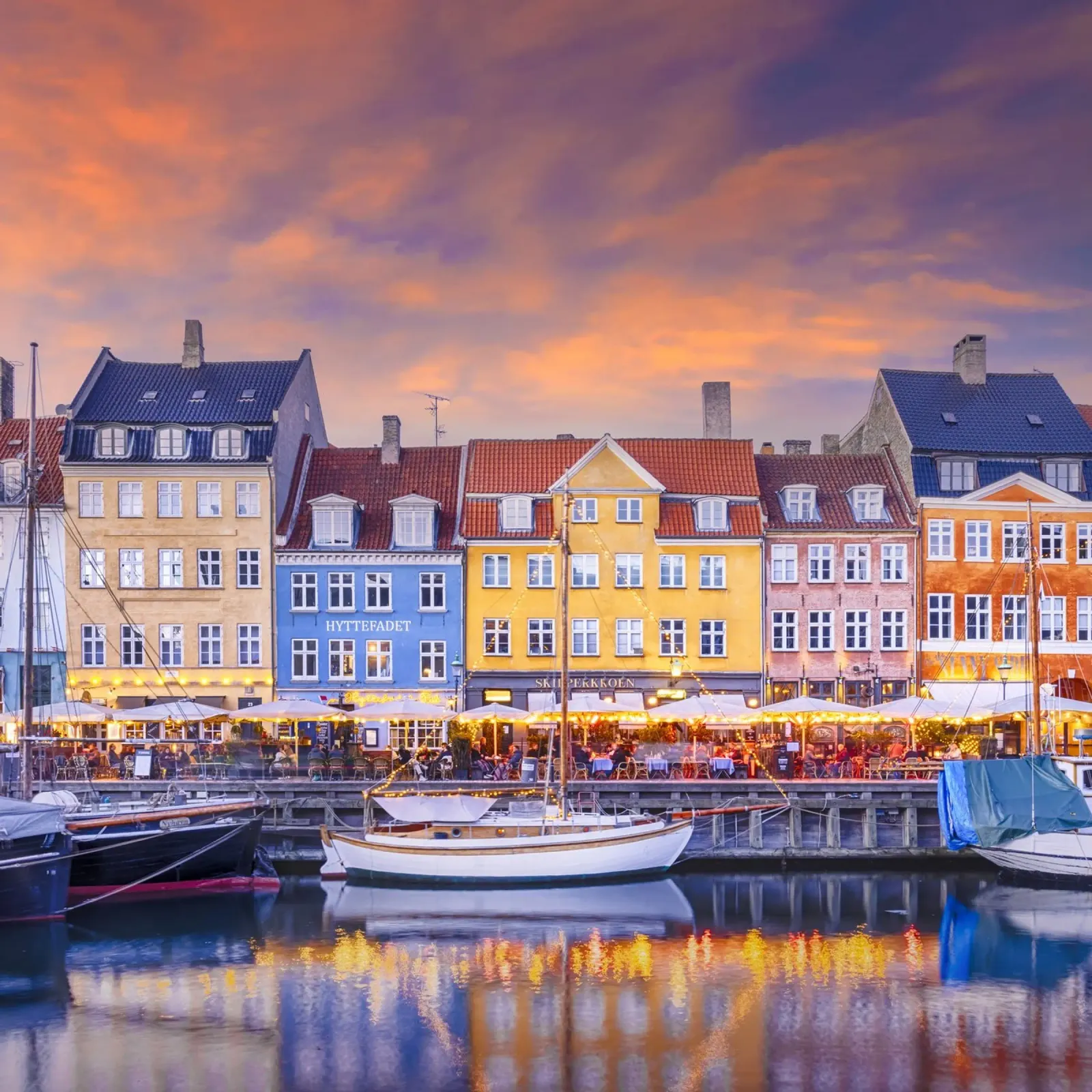 KOPENHAGEN Atmosfera serale di charme a Nyhavn poster con telaio in plastica da Melanie Viola