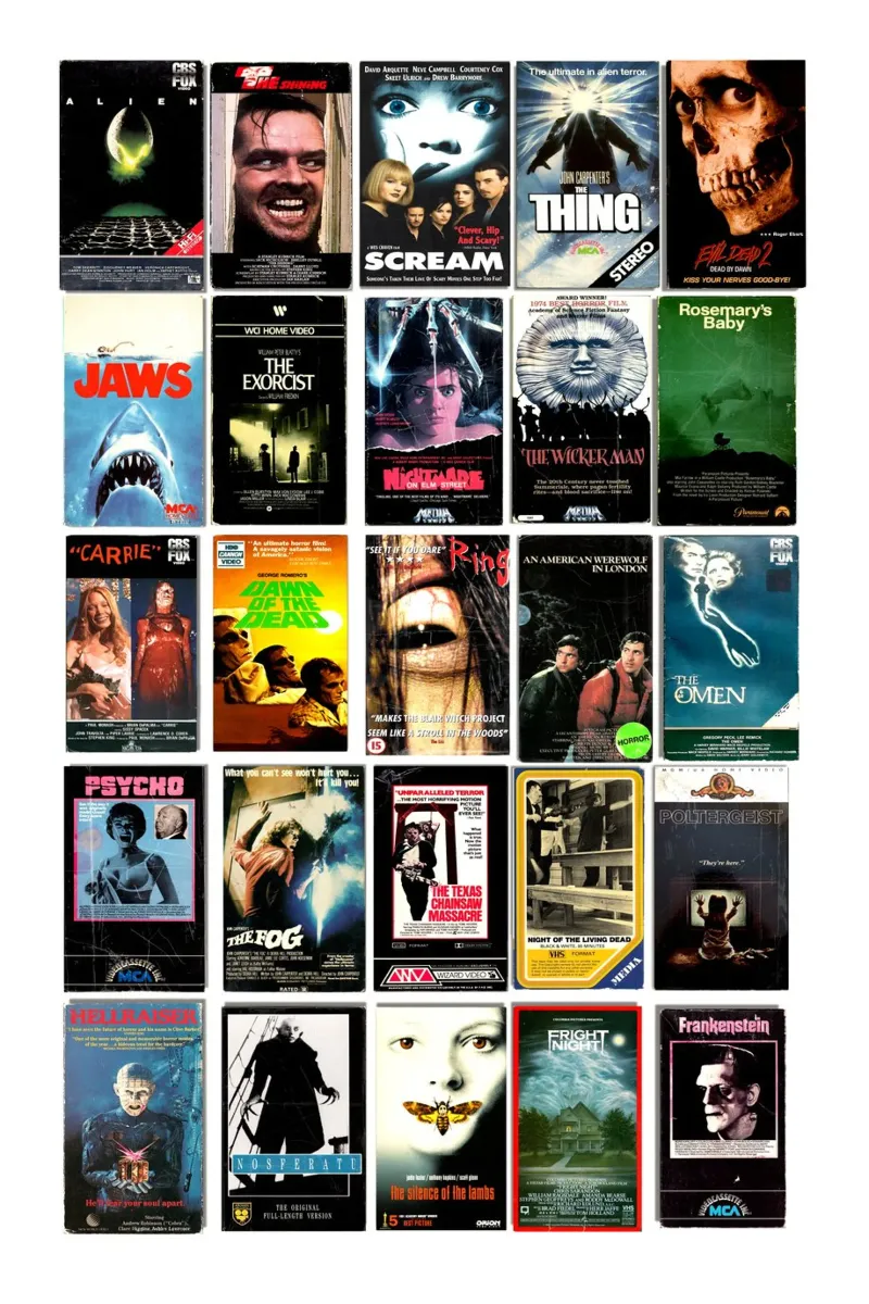 I più grandi film dell'orrore - Copertine di VHS d'epoca poster con telaio in plastica da MrMustardPrints