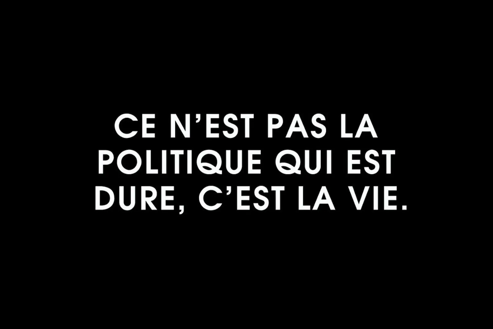Ce n'est pas la politique qui est dure, c'est la vie - Black poster con telaio in legno da Intertitres