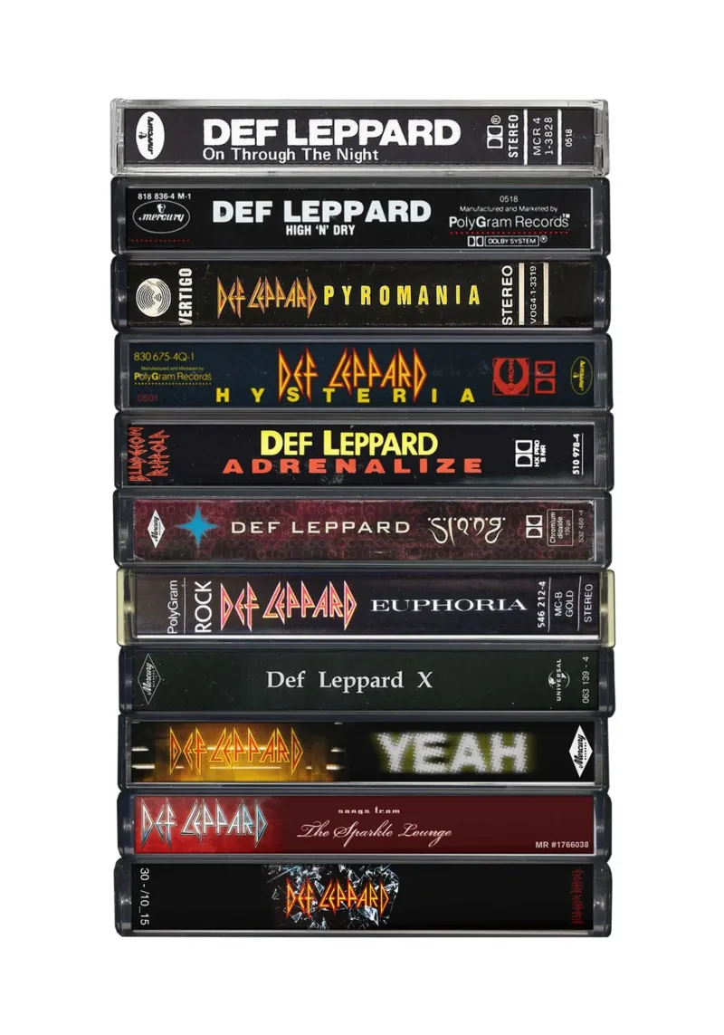 Def Leppard - Album raccolti - Stampa su cassetta poster con telaio in legno da MrMustardPrints