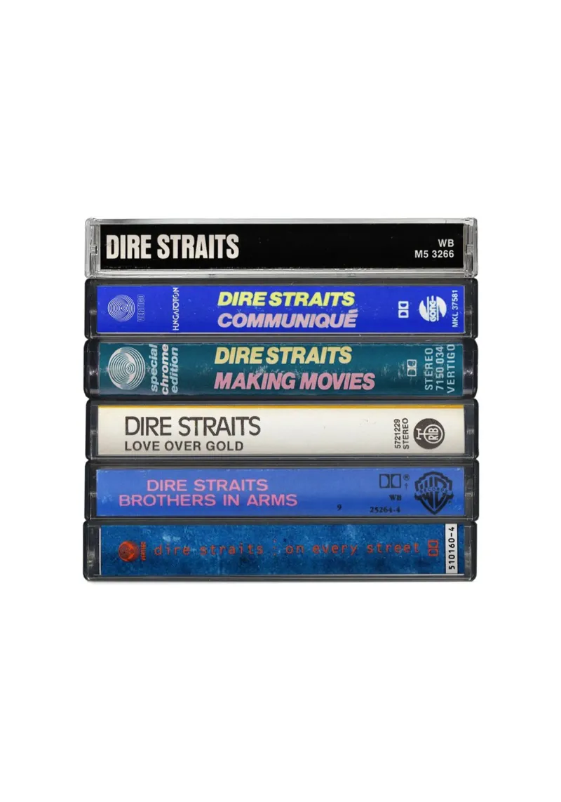 Dire Straits - Album raccolti - Stampa su cassetta poster con telaio in alluminio da MrMustardPrints