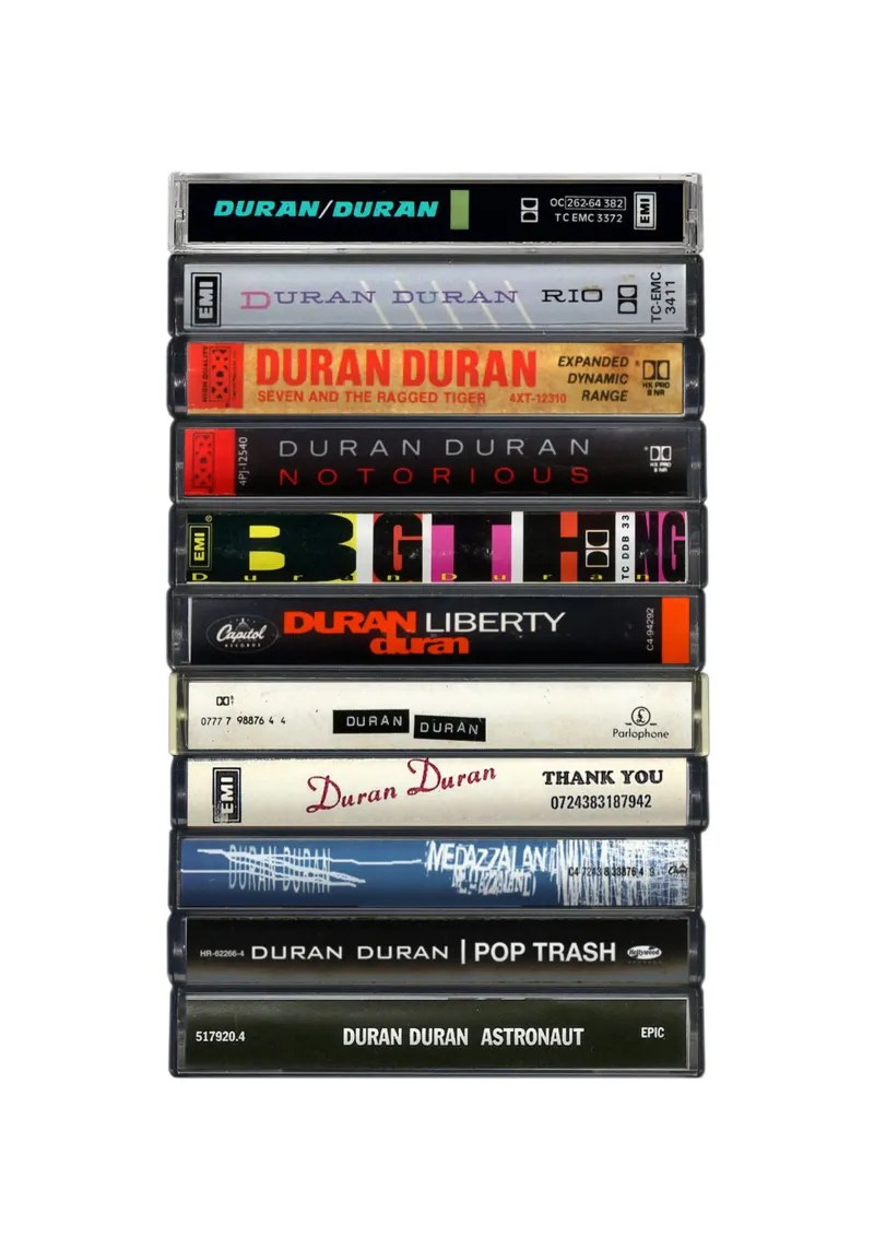 Duran Duran - Album raccolti - Stampa su cassetta poster con telaio in legno da MrMustardPrints