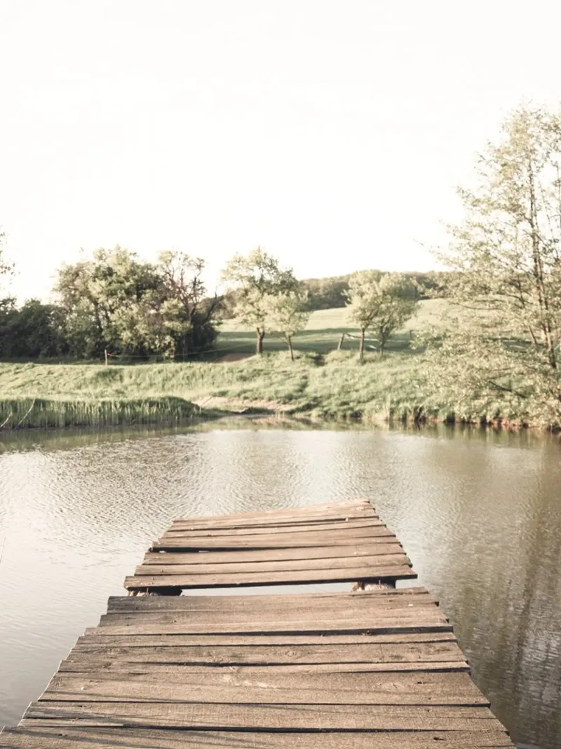 Pontile in legno sul lago - idillio naturale in stile vintage poster con telaio in plastica da Whole©