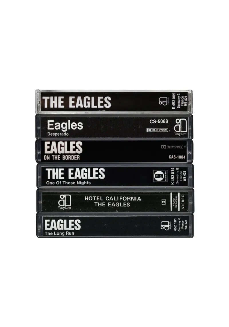 Gli Eagles - Album raccolti - Stampa su cassetta poster con telaio in legno da MrMustardPrints