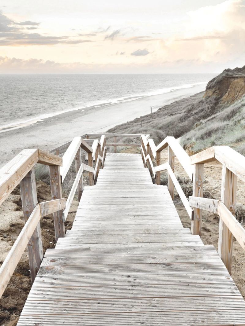 Vue sur la côte "Chemin en bois" - Design de plage apaisant poster de Whole©