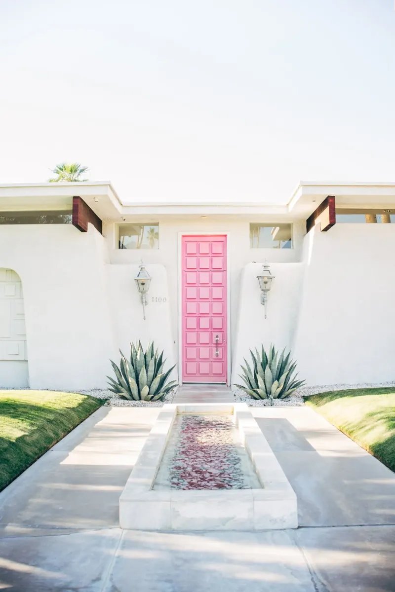 That Pink Door Poster mit Kunststoffrahmen von patiphotography