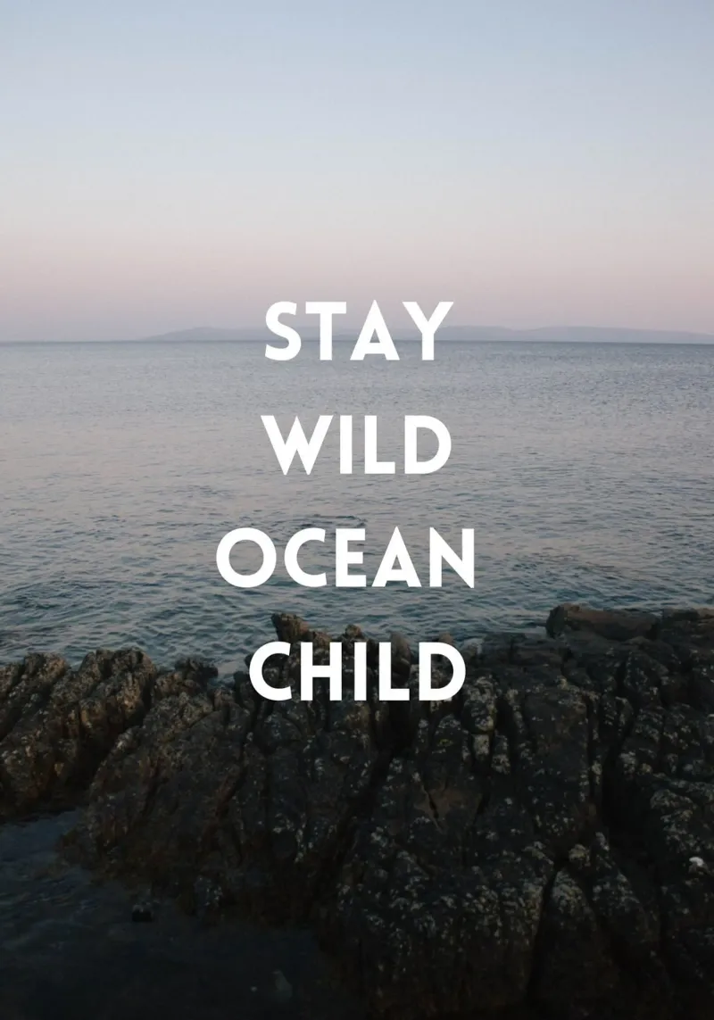 Stay Wild Ocean Child poster con telaio in plastica da The Wild Creative Studio