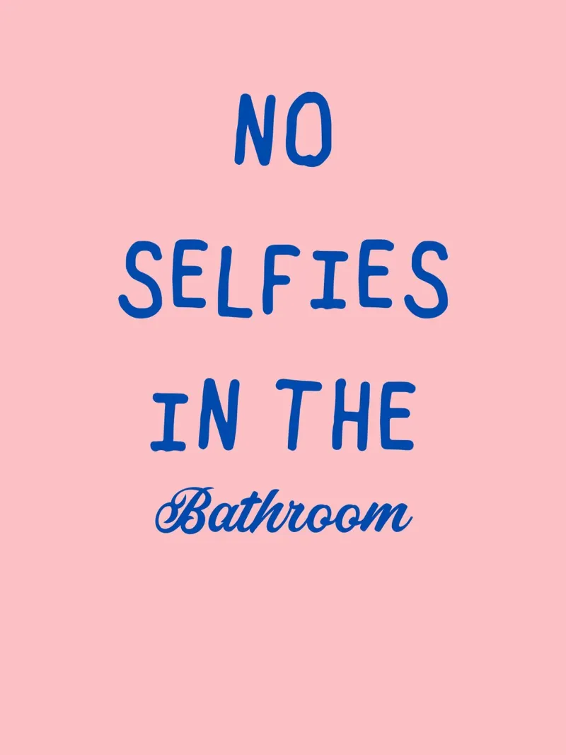 no selfies in the bathroom poster con telaio in legno da ramosashop