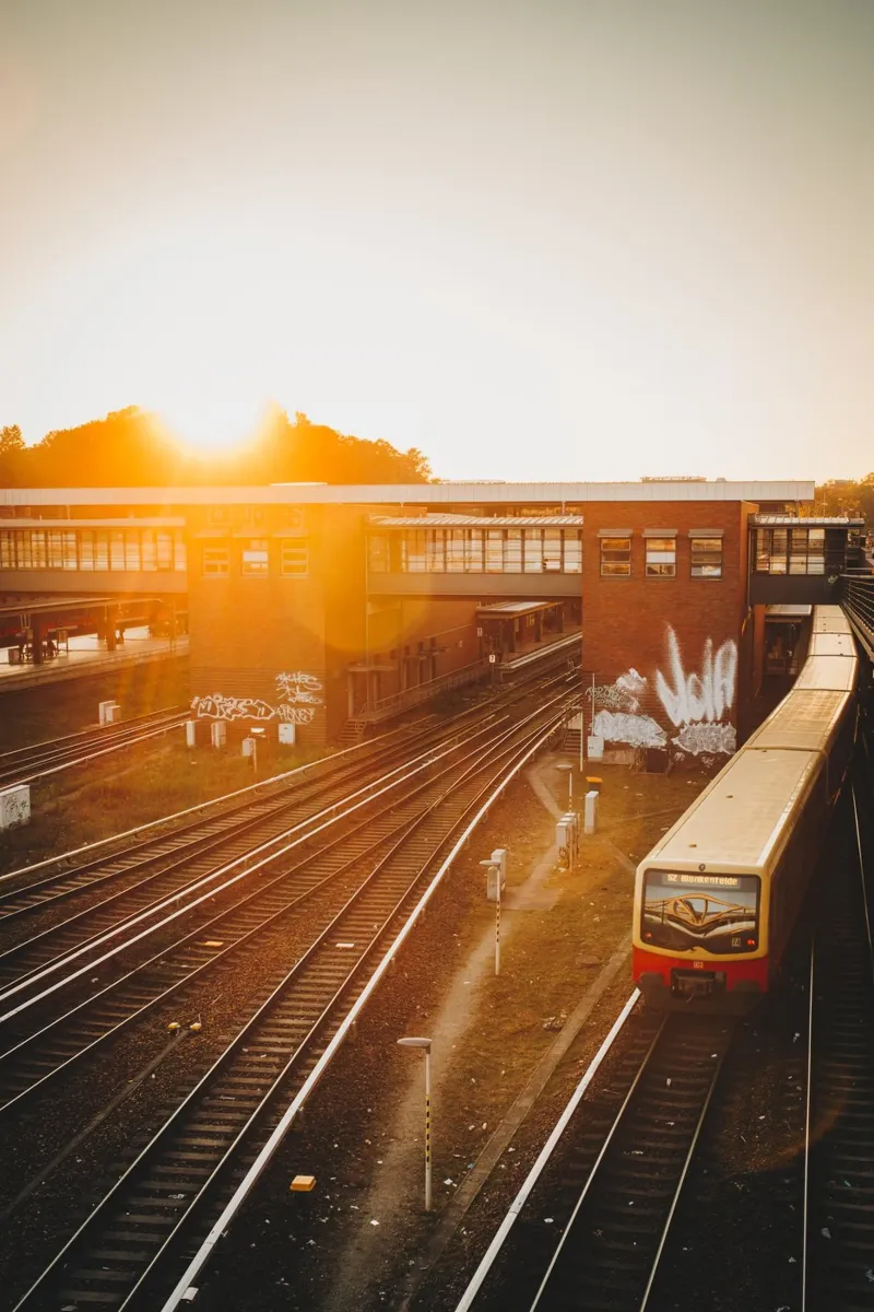 Foto della metropolitana di Berlino - Ferrovia suburbana in movimento al tramonto tela con Cornice a cassetta da Bold and Retro