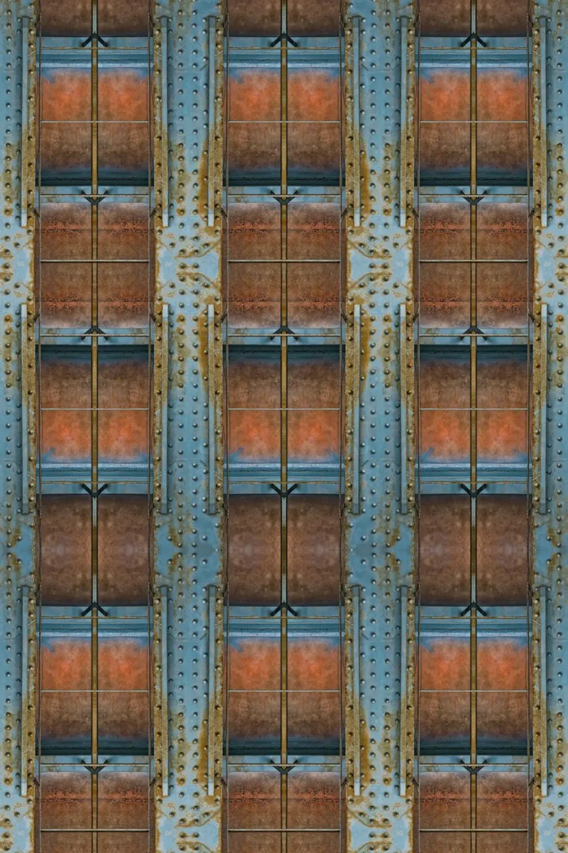 Industrial Elegance: Rusty Blue Bridge tela con Cornice a cassetta da Curious Collections by Marielle Leenders