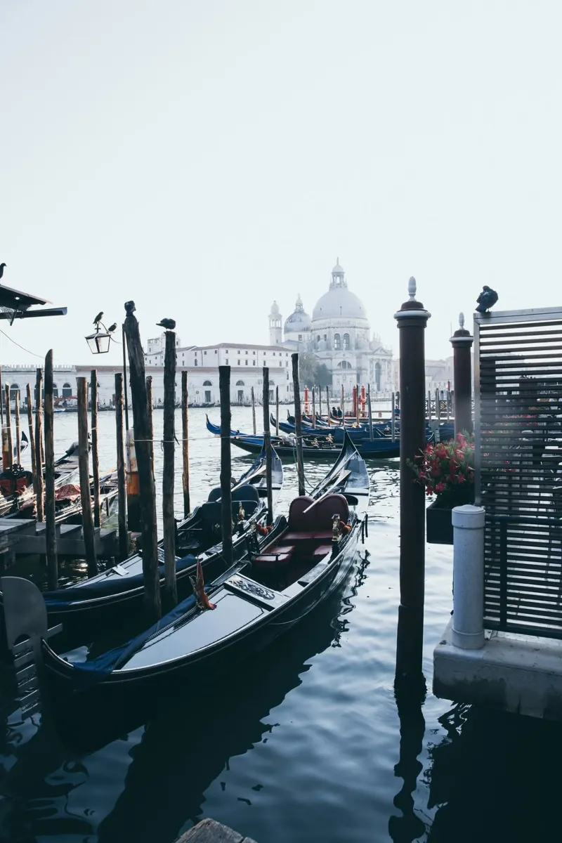 Gondola in un canale di Venezia - Fotografia poster con telaio in plastica da Lisa Jureczko Arts Illustration