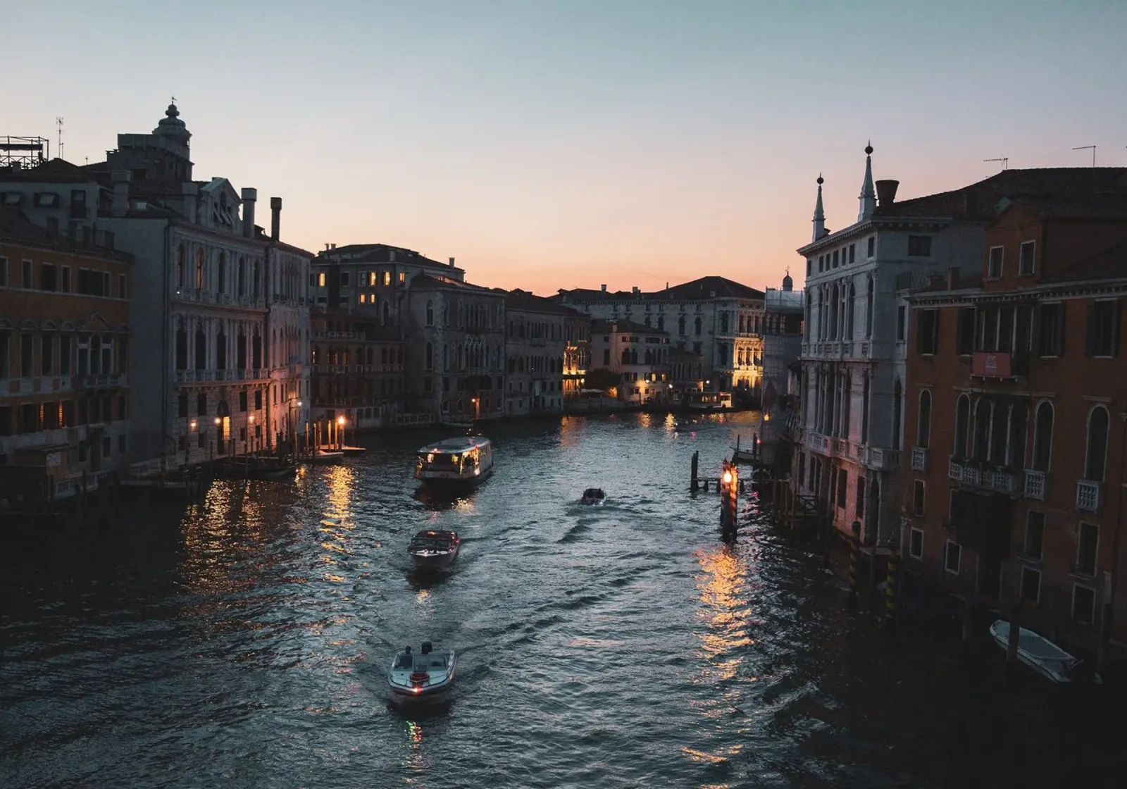 Canal Grande a Venezia di notte pellicola backlit da Lisa Jureczko Arts Illustration