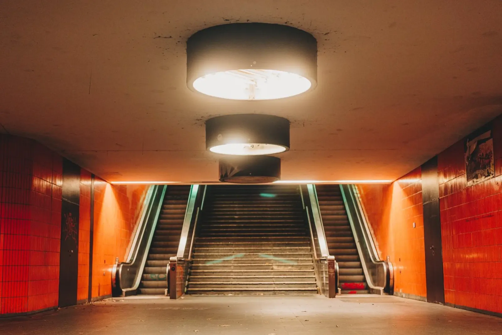 Berlin Metro-Tunnel, Unterführung am Messedamm pellicola backlit da Bold and Retro