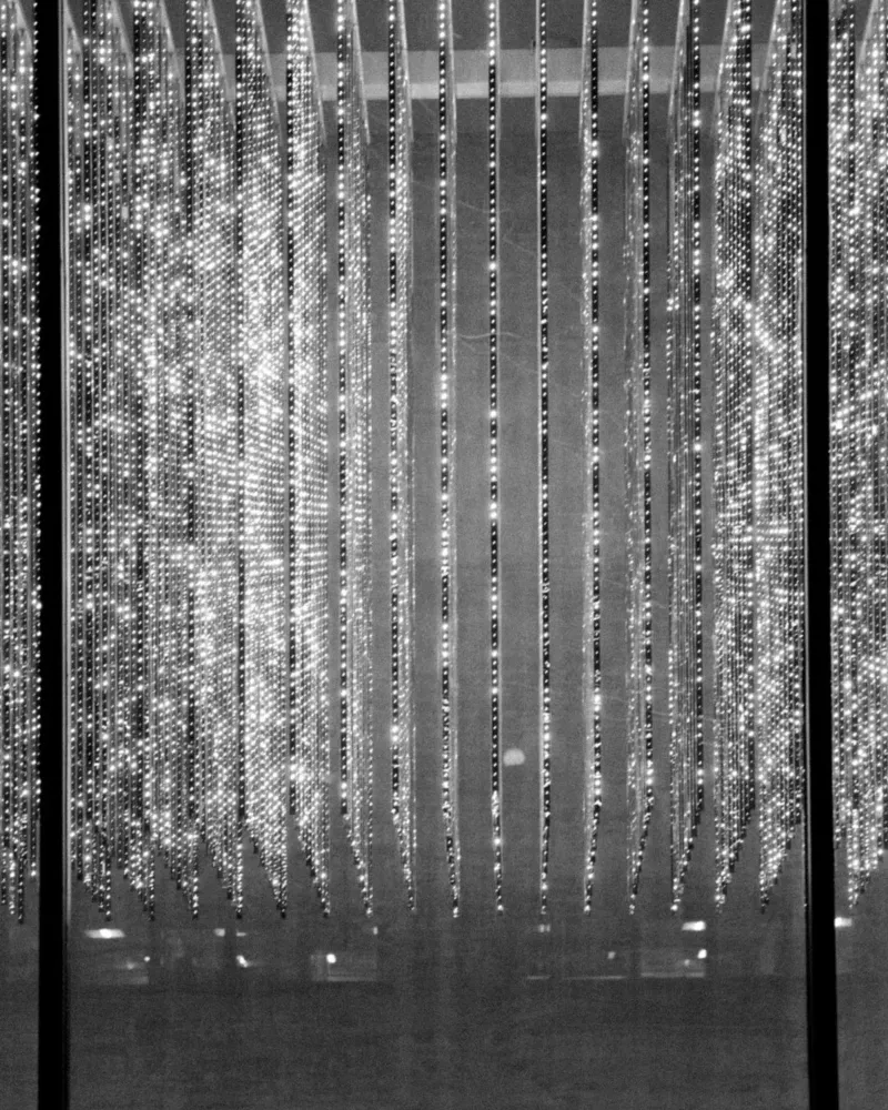 Installazione luminosa in bianco e nero a New York carta hahnemühle da Lisa Jureczko Arts Illustration