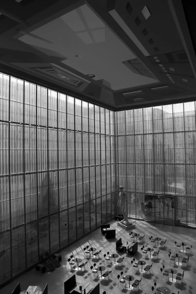 Photographie noir et blanc Architecture moderne Musée Rétro poster avec cadre en aluminium de Lisa Jureczko Arts Illustration