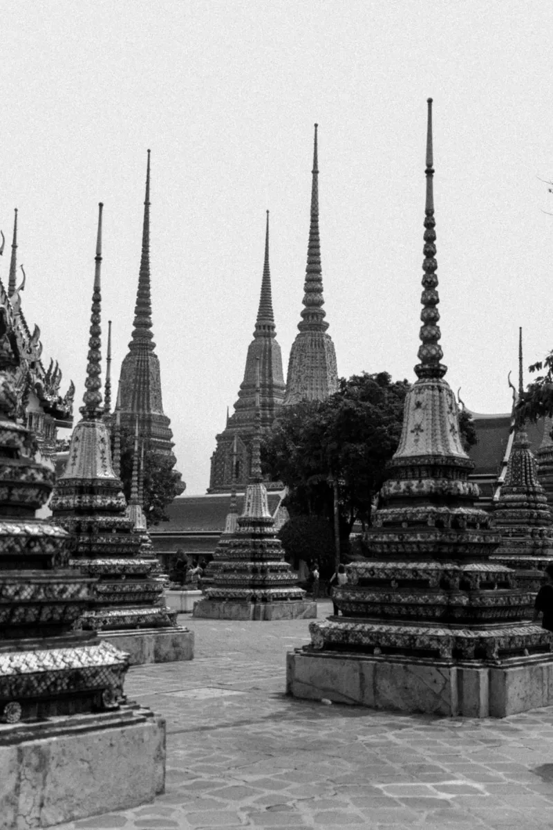 Fotografia analogica in bianco e nero Tempio di Bangkok poster con telaio in alluminio da Lisa Jureczko Arts Illustration