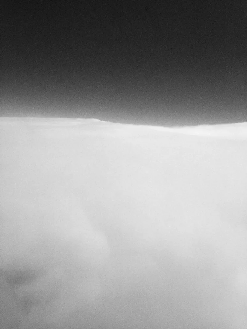 Zuckerwatte - Nuages doux devant un ciel noir panneau forex de Lisa Jureczko Arts Illustration