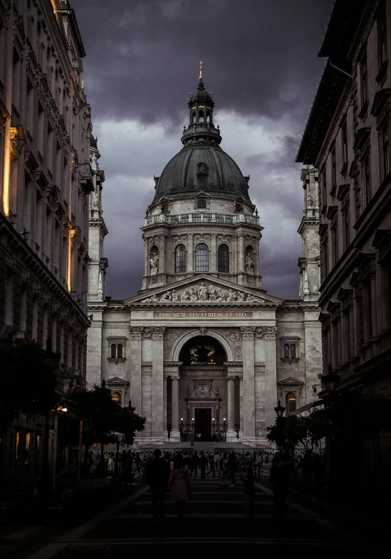 Budapest di notte, Basilica di Santo Stefano, Ungheria poster con telaio in alluminio da Lisa Jureczko Arts Illustration