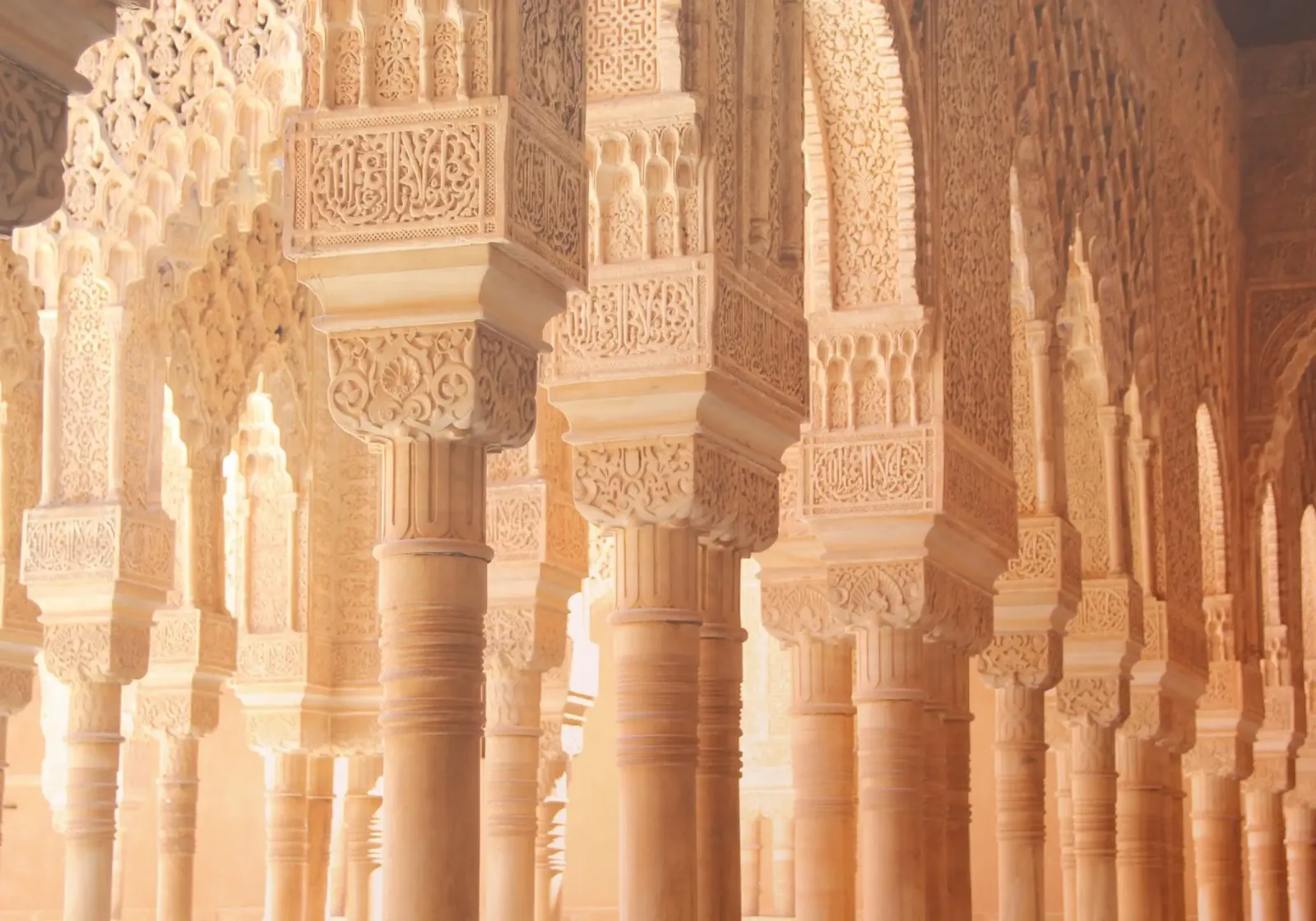 Colonnes sous la douce lumière du soleil, Alhambra, Espagne poster avec cadre en plastique de Lisa Jureczko Arts Illustration