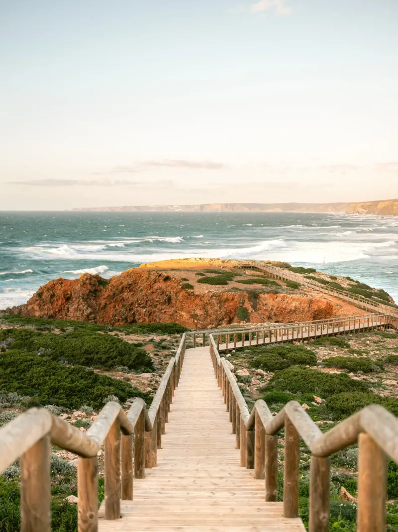 Pathway to Praia Bordeira - Algarve Portugal Travel Photo poster con telaio in plastica da Raisa Zwart Photography