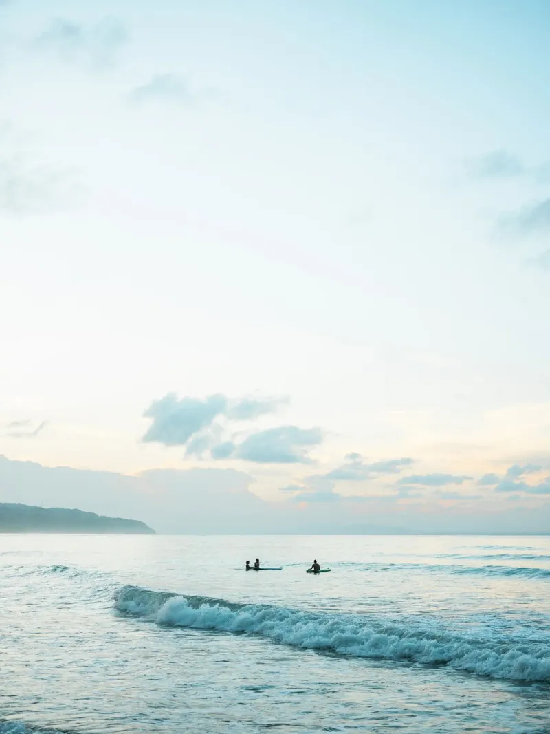 Ocean Serenity - Surfing in the Dominican Republic poster con telaio in plastica da Raisa Zwart Photography