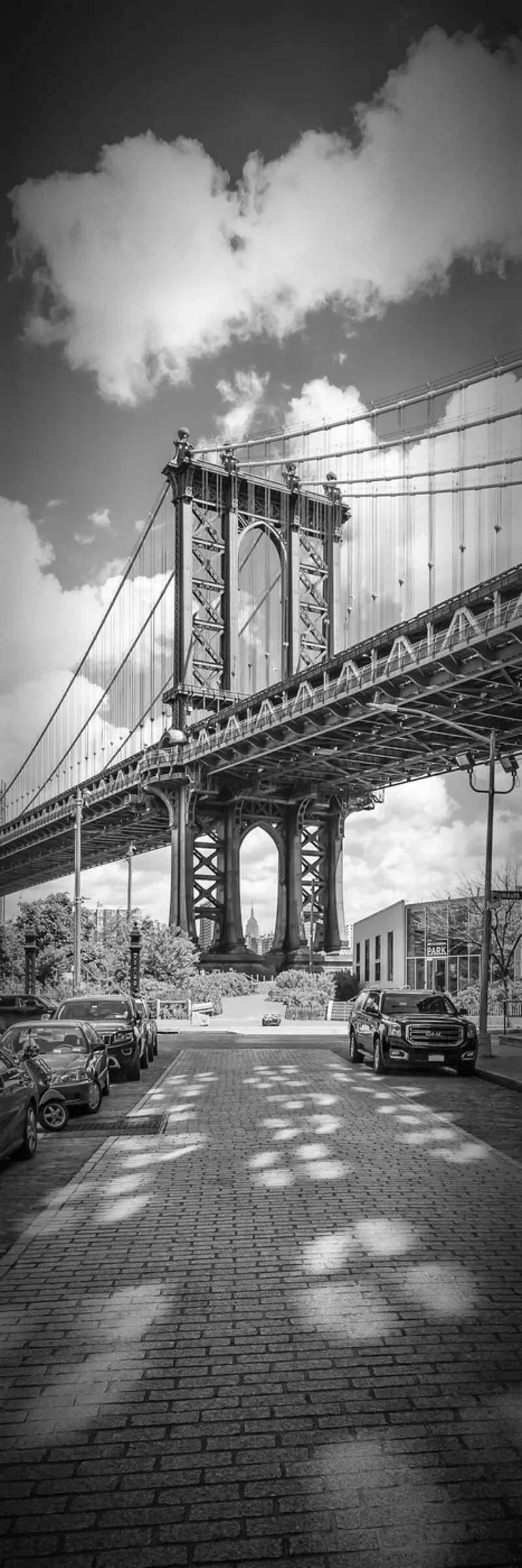 NEW YORK CITY Ponte di Manhattan | Panorama verticale poster con telaio in alluminio da Melanie Viola