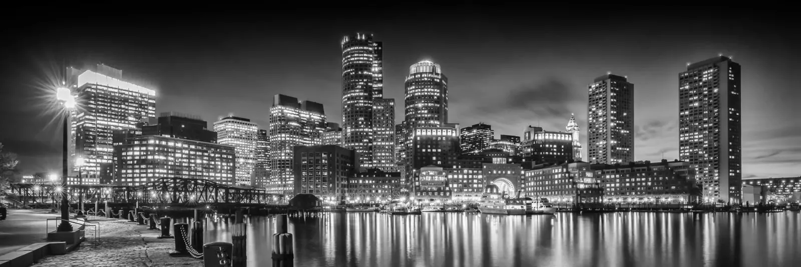 BOSTON Fan Pier Park & Skyline in de avond | Panorama Monochrom hahnemühle van Melanie Viola