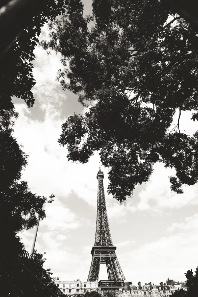 Eiffelturm im Verborgenen /Eiffel Tower in Hiding -  Paris Forex-Platte von Anja Hebrank Photography