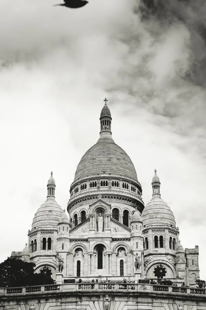 Sublimità sacra: Sacré-Cœur pellicola backlit da Anja Hebrank Photography