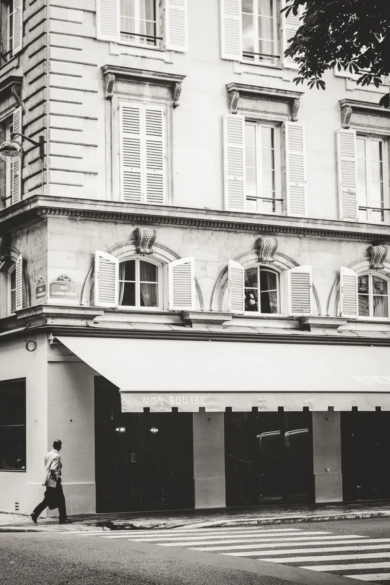 Scène de rue à Paris - un piéton solitaire panneau forex de Anja Hebrank Photography
