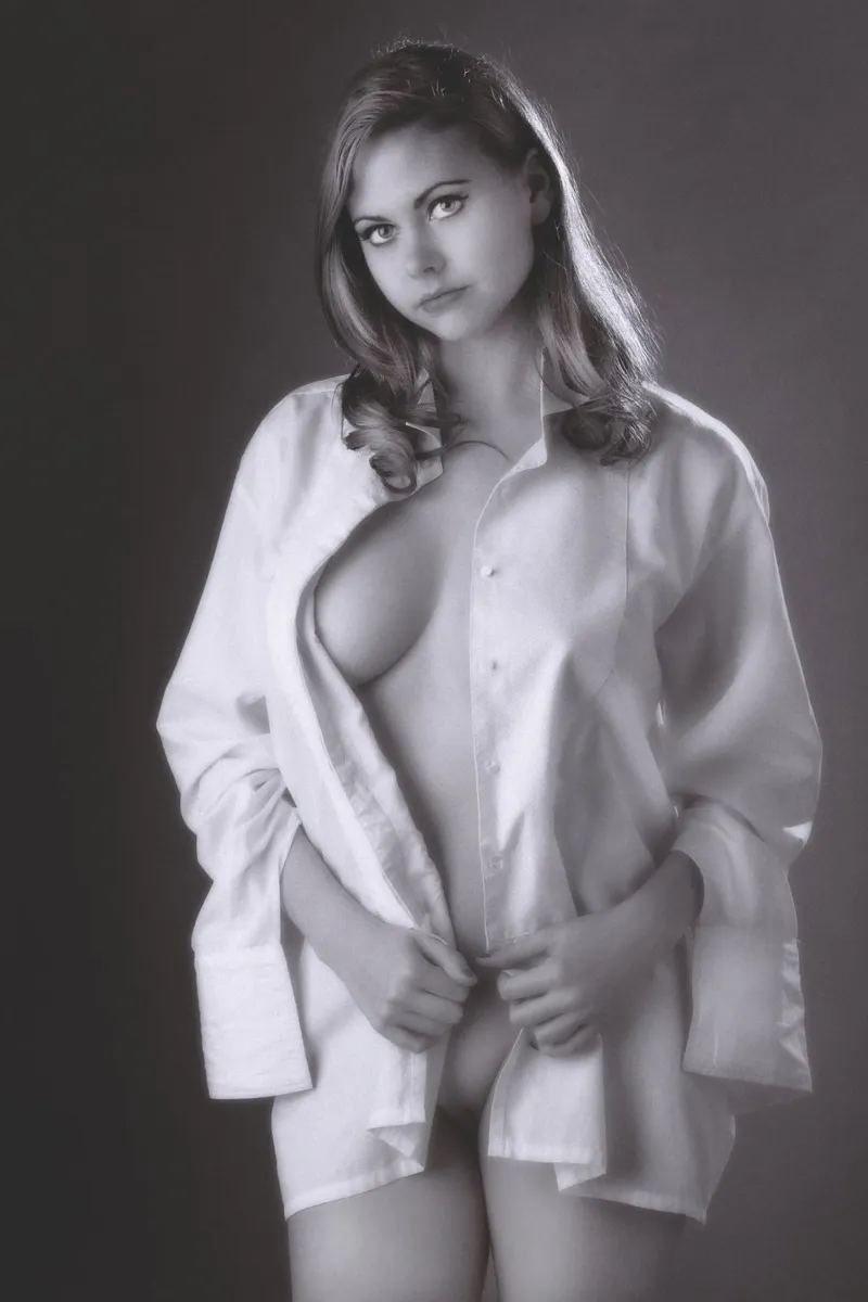 Ragazza con camicia elegante pellicola backlit da Dave Hare Photography
