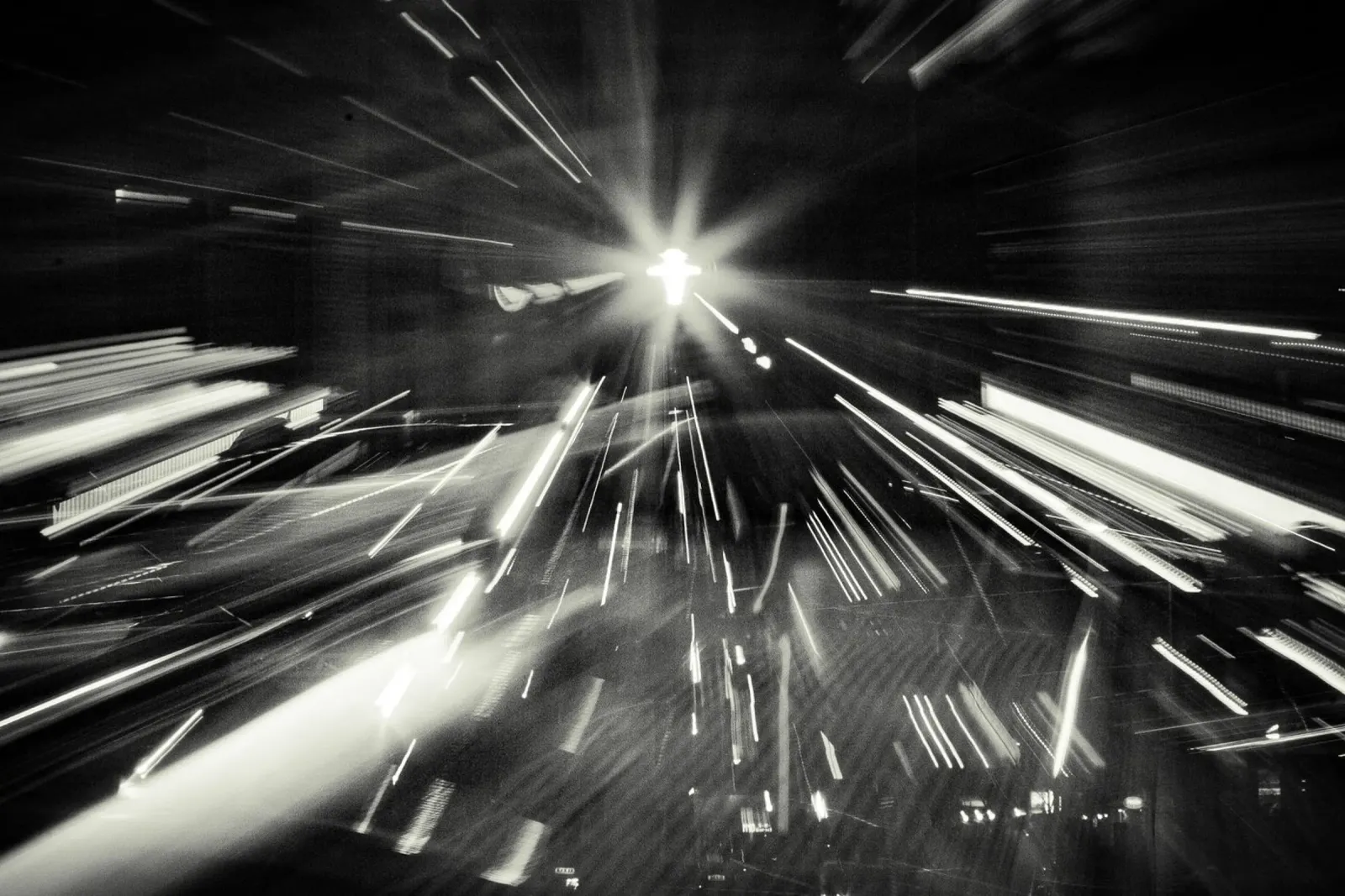 Ampelmann di notte a Berlino pellicola backlit da Moritz Bruns
