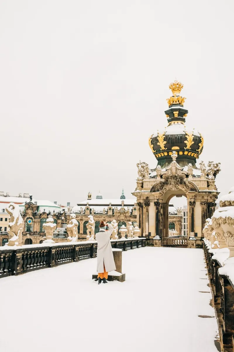 Inverno a Dresda - Neve nello Zwinger (architettura della città vecchia) tela con Cornice a cassetta da Bold and Retro