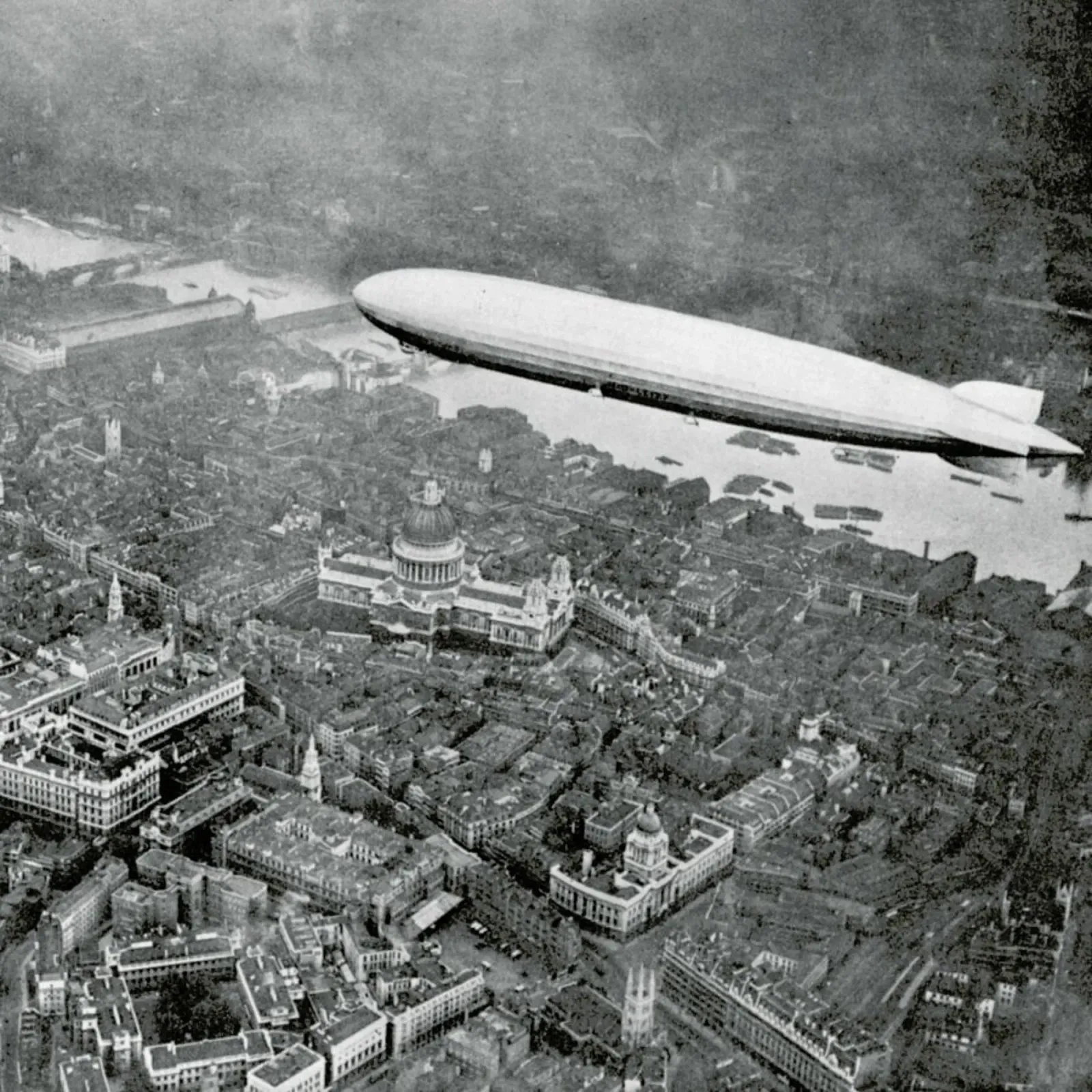 The airship Graf Zeppelin over London, 1931 poster da Gallery Print and Art Limited