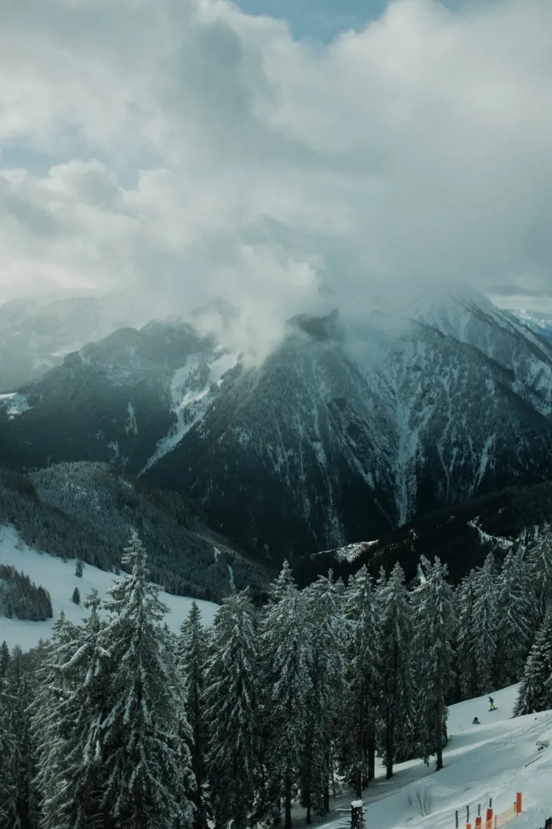 The Cloud and the Mountain plexiglass da Sebastian Hilgetag