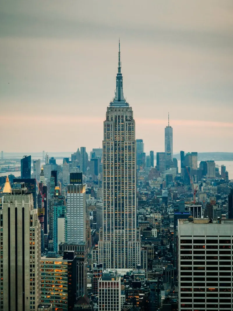 New York City - Empire State Building, Blick su Manhattan poster con telaio in plastica da Bold and Retro