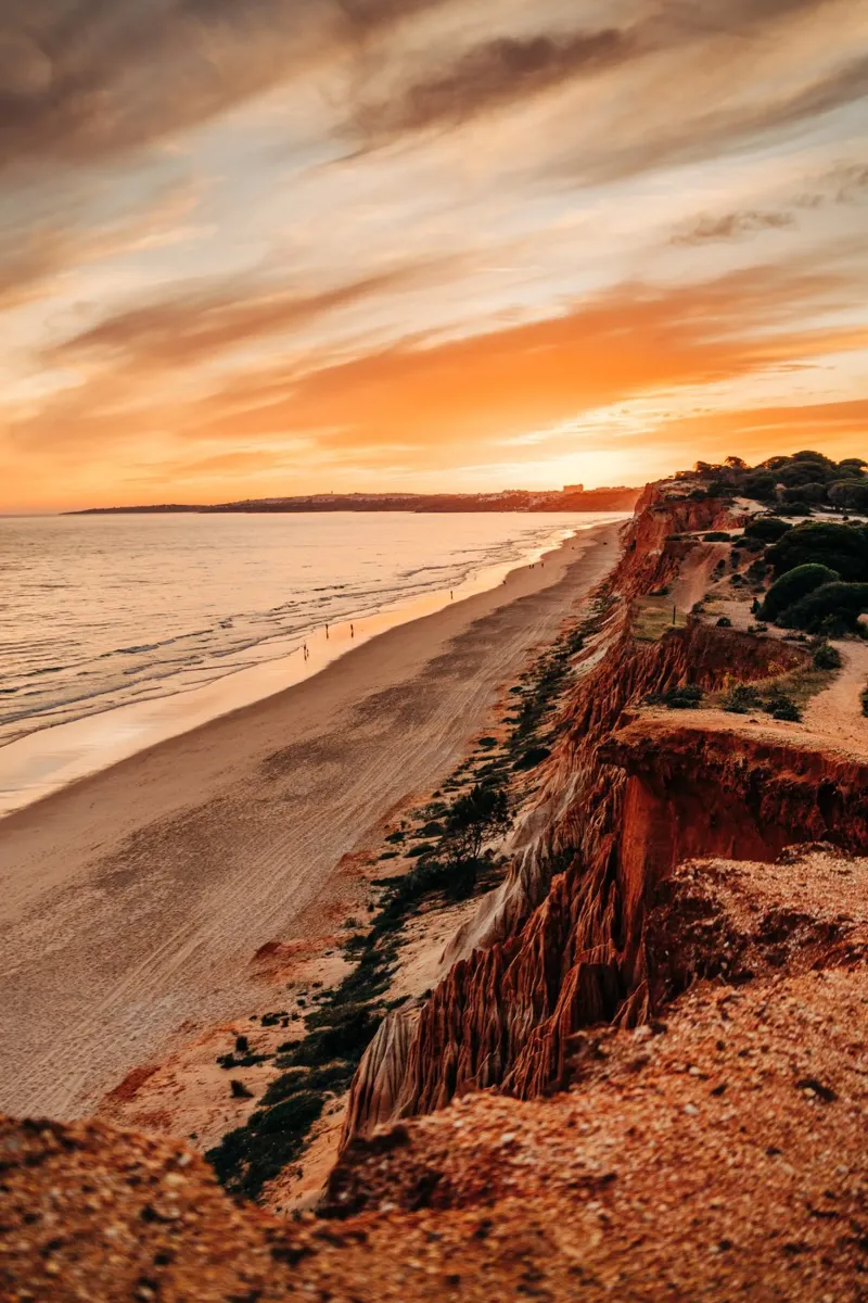 Portogallo, Algarve - Tramonto e vista sul mare sulla costa poster con telaio in plastica da Bold and Retro