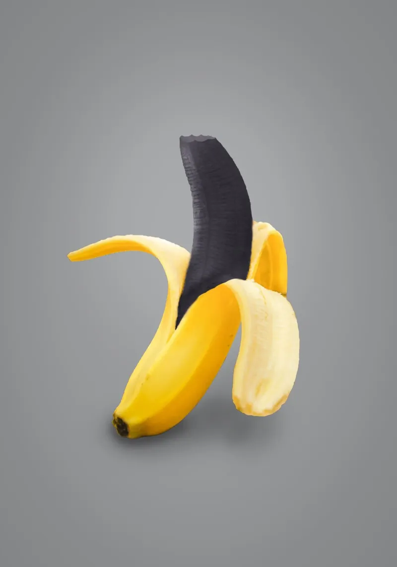 Banana nera sbucciata pellicola backlit da arizrab