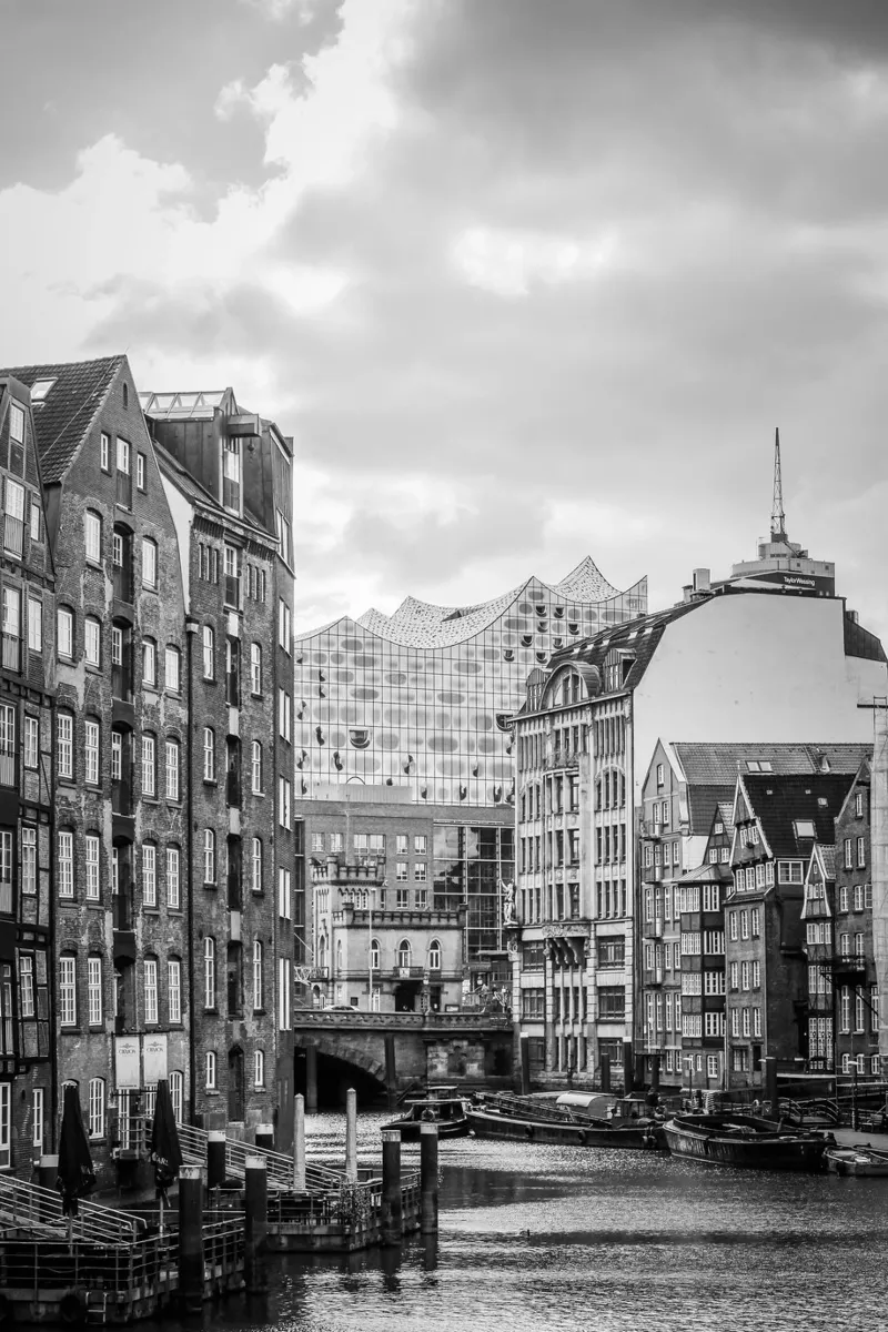 Contrastes de Hamburgo: Speicherstadt y sala de conciertos Elbphilharmonie metacrilato de Anja Hebrank Photography