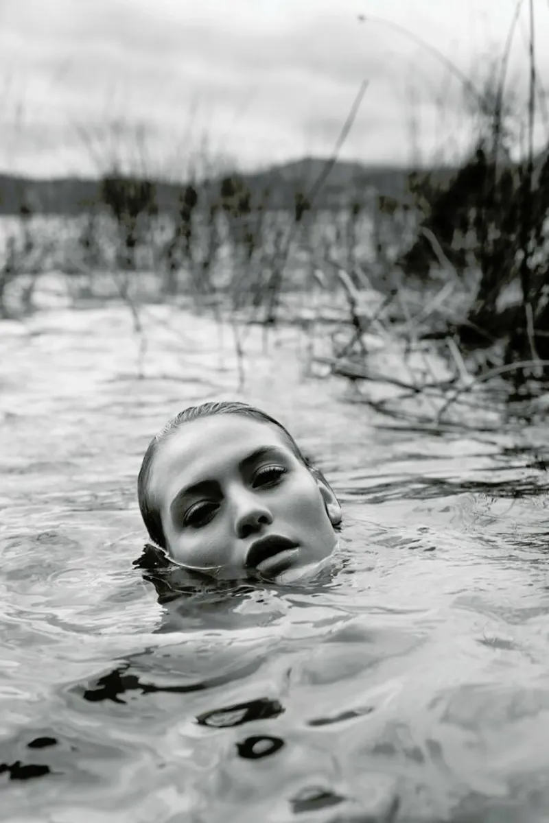 Drowning No.I pellicola backlit da Laura Palm