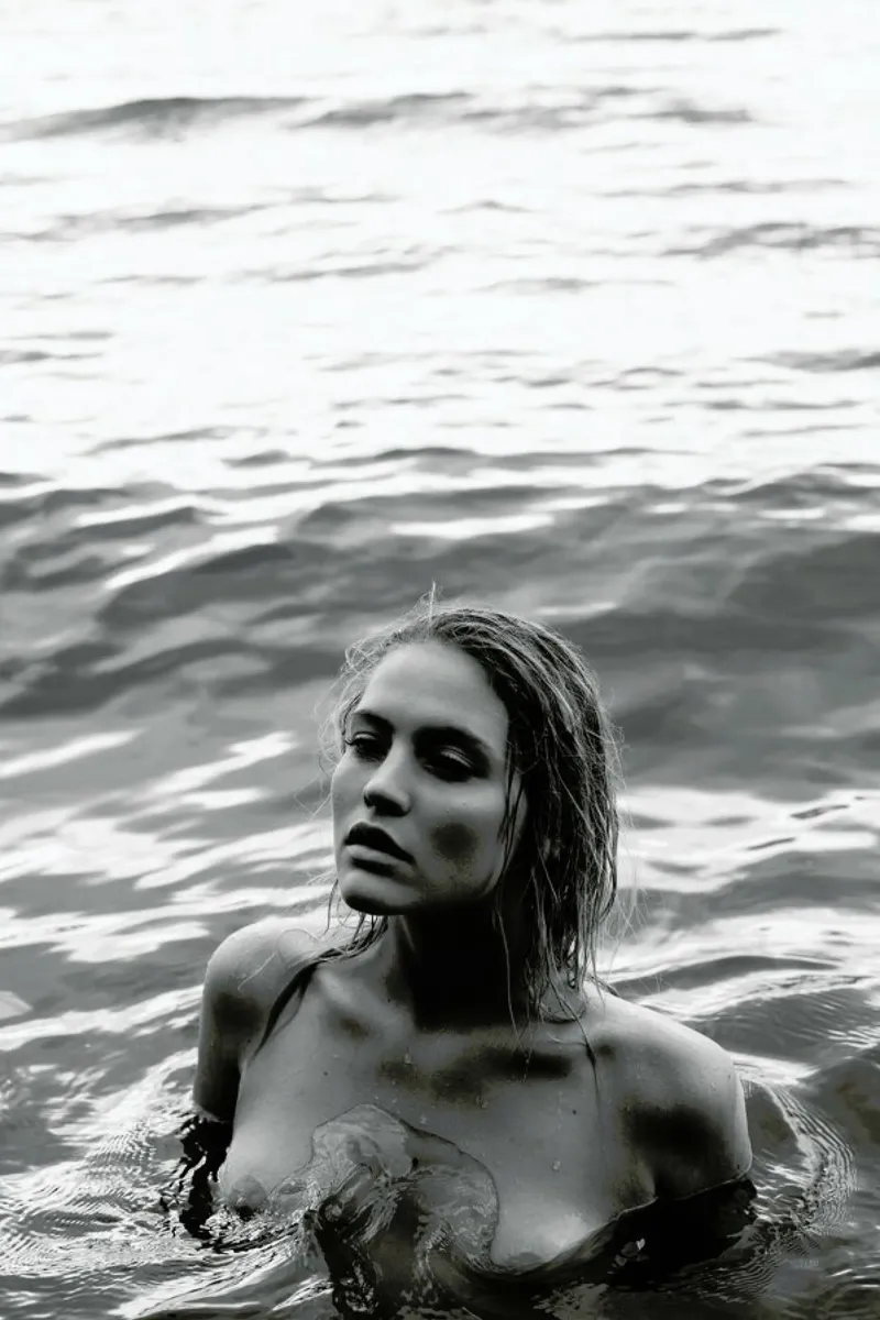 Drowning No.III pellicola backlit da Laura Palm