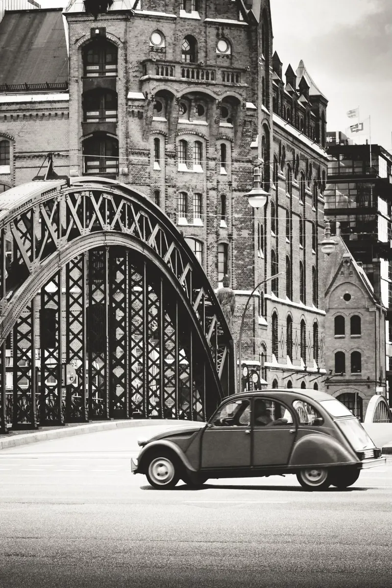 Auto d'epoca nella Speicherstadt: un'Amburgo senza tempo pellicola backlit da Anja Hebrank Photography