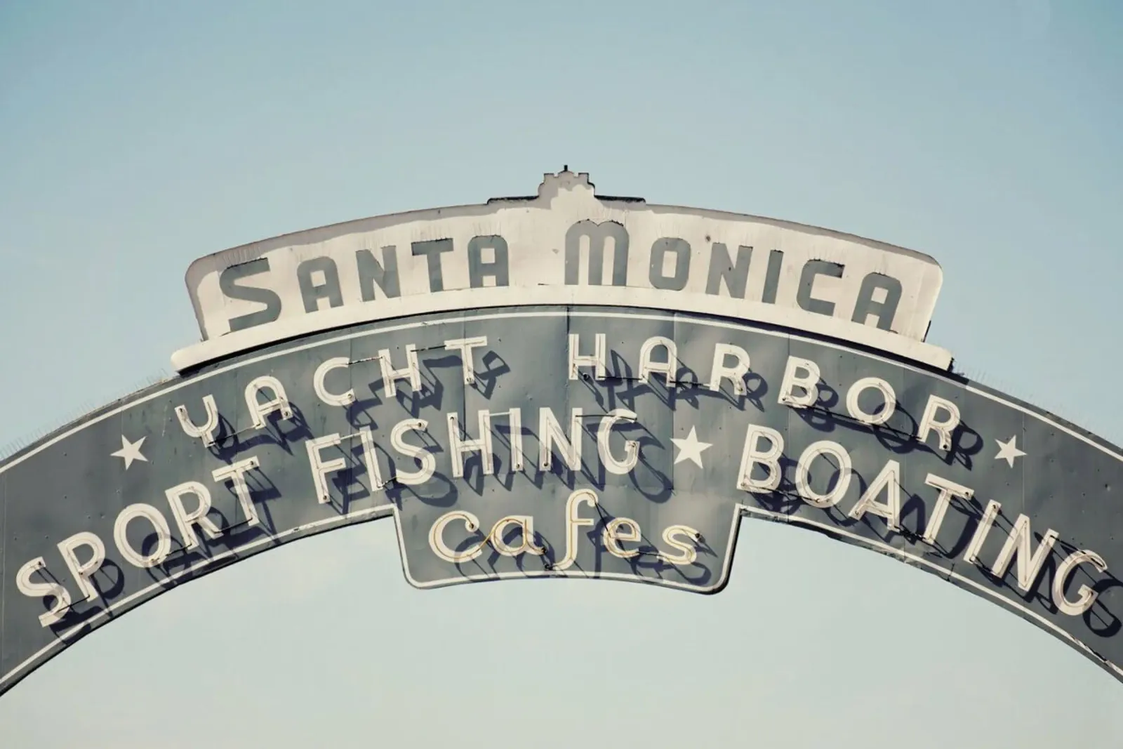 Santa Monica poster con telaio in alluminio da Catherine McDonald